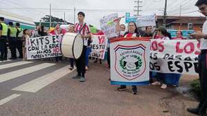 Padres y alumnos cierran ruta por kits escolares