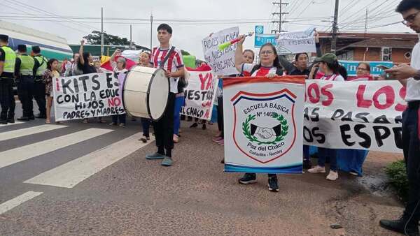 Padres y alumnos cierran ruta por kits escolares