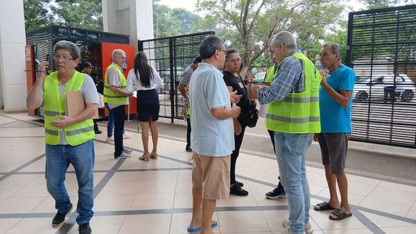 Jubilados impulsan firmas para excluir a políticos del IPS y reformar su administración - Nacionales - ABC Color