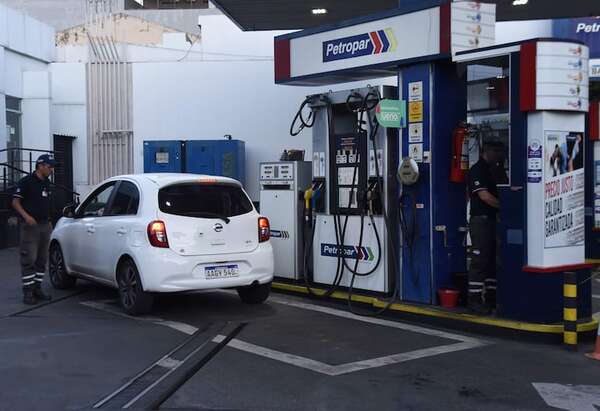 Senado pone freno y deja en reserva ley para transparentar costo del combustible - Política - ABC Color