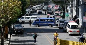 La Nación / Choferes paralizan dos ciudades de Bolivia en protesta por venta de gasolina contaminada