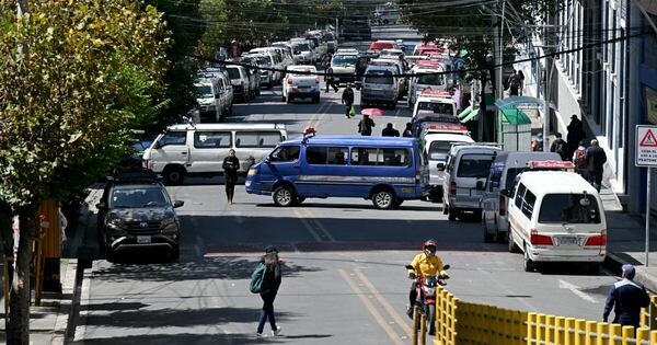 La Nación / Choferes paralizan dos ciudades de Bolivia en protesta por venta de gasolina contaminada