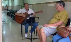 El médico que sana con bisturí y guitarreando en la sala de espera - OviedoPress