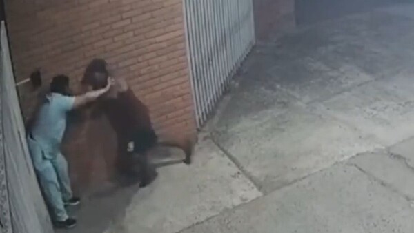 Violento intento de robo: Una mujer se resiste a entregar su celular y es herida en cabeza con un arma blanca