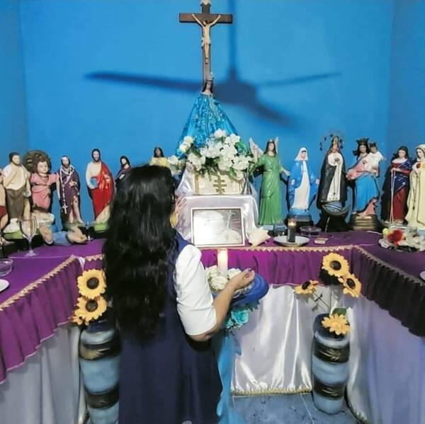 Dice que Dios le habla y ella cura con oraciones