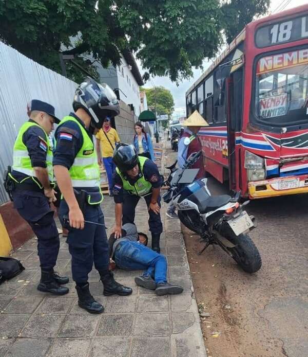 Roba moto a un policía en el Jardín Botánico y cae en Ñemby tras intensa persecución - Policiales - ABC Color