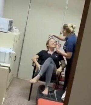 Funcionarias descubiertas en “sesión de spa” afirman que no pedirán disculpas