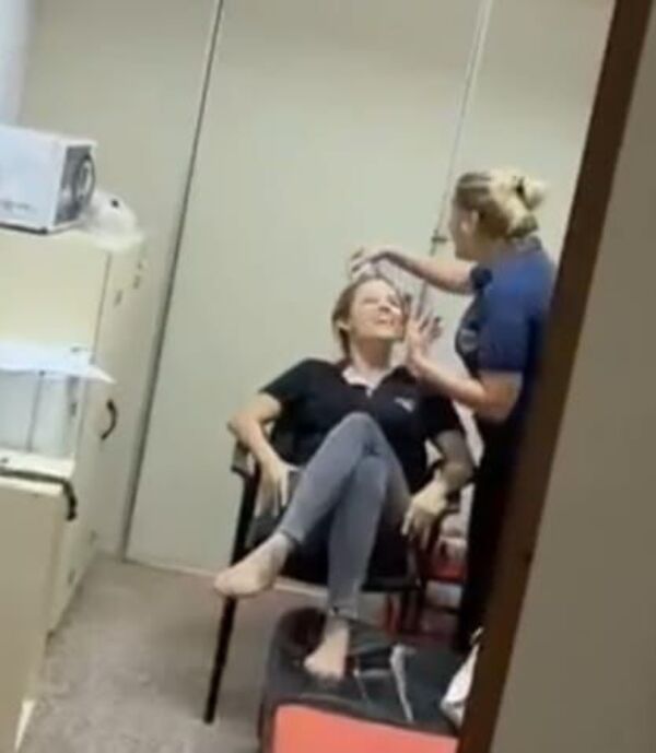 Funcionarias descubiertas en “sesión de spa” afirman que no pedirán disculpas