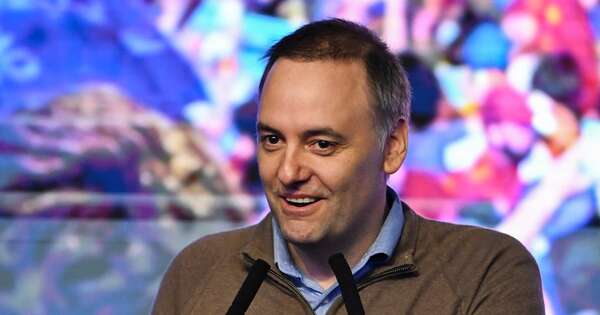 La Nación / Argentina: Adorni rechaza sospechas por su patrimonio tras polémico viaje familiar