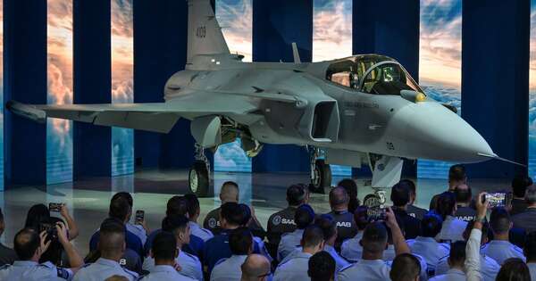 La Nación / Presentan el primer caza supersónico de fabricación brasileña