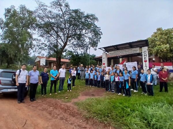 Padres y alumnos se movilizan por falta de rubros docentes en Jhugua Ñandú - Concepción al Día