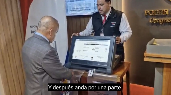 "Bachi" Núñez prueba máquinas de votación en jornada de capacitación en el Congreso