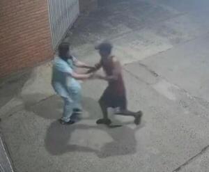 Popular / Sale a luz video del brutal ataque a cuchillazos contra una mujer