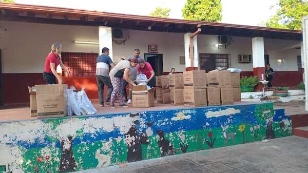 Tras cierre de ruta llegan kits a una escuela: padres esperan entrega total o volverán a movilizarse - Nacionales - ABC Color