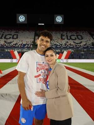 Las esposas de albirrojos van llegando a Grecia