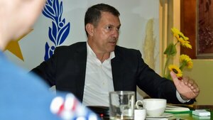 Productora reclama a Carlos Giménez uso de tractor agrícola para campaña política