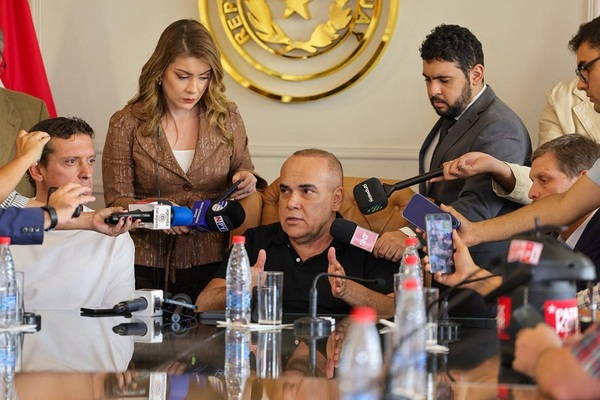 Presidente del Congreso niega tener audio del caso «Chaqueñito» y pone celular a disposición