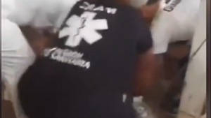 Mujer que sufrió ACV se cayó anga de la camilla: "Mi mamá está mal"