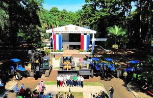 Gobernación recibe un lote de maquinarias viales para mejorar infraestructura del Alto Paraná | DIARIO PRIMERA PLANA