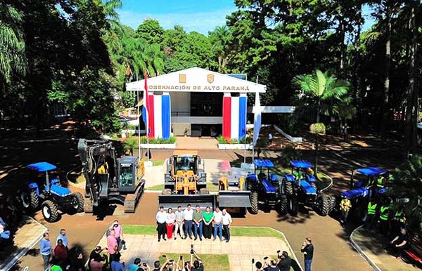 Gobernación recibe un lote de maquinarias viales para mejorar infraestructura del Alto Paraná | DIARIO PRIMERA PLANA