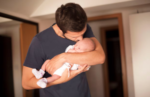 “Fuero paternal”: buscan protección laboral para padres de niños recién nacidos