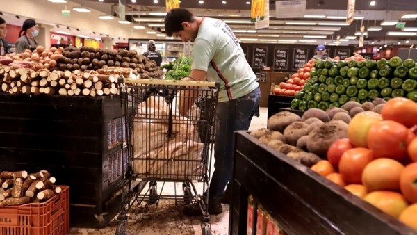 Consumo en supermercados se desacelera en marzo, aunque se mantiene cerca de niveles del año anterior
