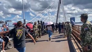 Cierre del puente San Roque González por protesta de trabajadores del paso