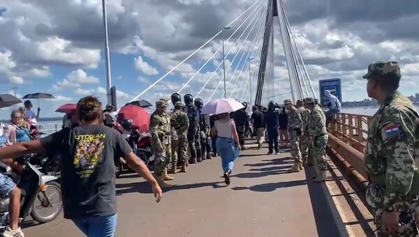 Cierre del puente San Roque González por protesta de trabajadores del paso