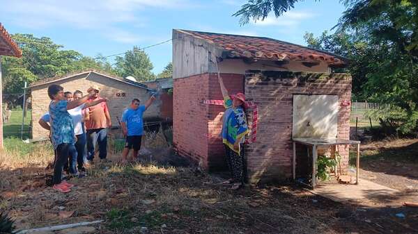Coronel Oviedo: único baño clausurado de un colegio rural obliga a padres a construir una letrina para sus hijos - Nacionales - ABC Color