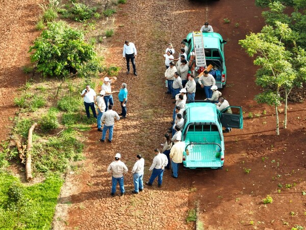 ANDE interviene conexiones clandestinas y mejora la calidad del servicio eléctrico en Minga Guazú.