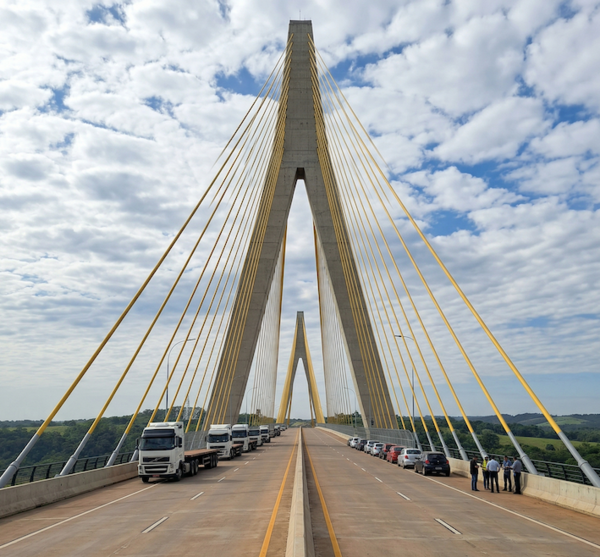 Tensión en el Puente de la Integración: Camioneros y autoridades enfrentan posturas por el uso de la pasarela - Amigo Camionero