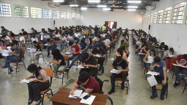 Becas Gobierno: Aumentan a 7.594 los cupos para jóvenes que apuntan a la universidad