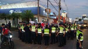 Padres denuncian represión policial durante protesta por kits escolares en Itauguá - Nacionales - ABC Color