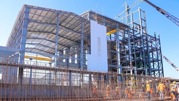 Avanza construcción de moderna planta de industria de vidrio