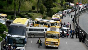 Gasolina contaminada genera bloqueos y huelga en Bolivia
