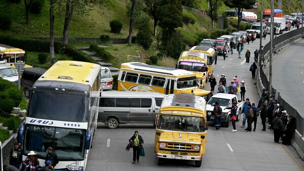 Gasolina contaminada genera bloqueos y huelga en Bolivia