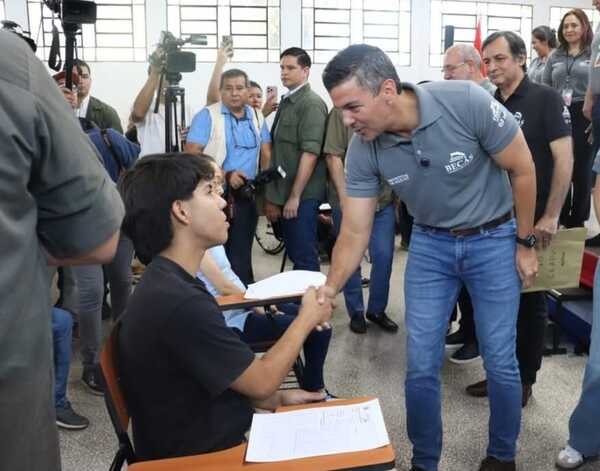 Gobierno amplía a casi 7.600 las becas para 2026