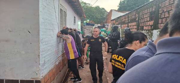 Allanamientos en Ñemby: nueve detenidos y evidencias de una presunta red criminal - Policiales - ABC Color
