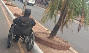 Preocupación ciudadana por hombre en silla de ruedas que circula en zona de alto tránsito en Coronel Oviedo - OviedoPress