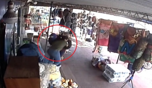 Mujer se enfrenta a ladrón armado en su local