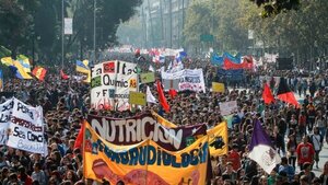 La primera manifestación estudiantil contra el Gobierno de Kast se salda con 14 detenidos