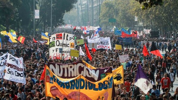 La primera manifestación estudiantil contra el Gobierno de Kast se salda con 14 detenidos