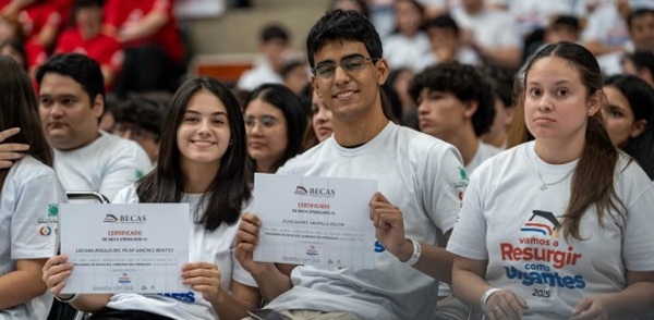 Gobierno amplía becas y suma más beneficiarios