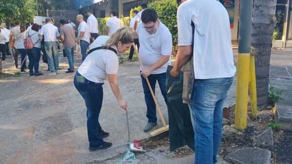 ¿10 funcionarios para barrer una vereda? Así arrancó la minga de Asunción