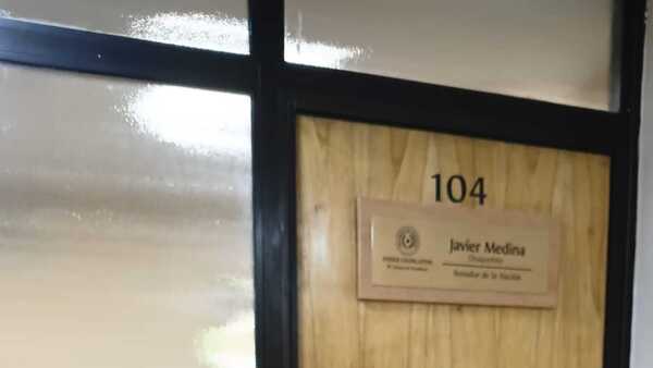 Chaqueñito aguarda a su asesor jurídico para presentar su renuncia