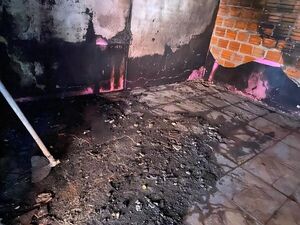 Voraz incendio consume una pieza de vivienda en barrio San Luis y deja a una familia con lo puesto - Concepción al Día