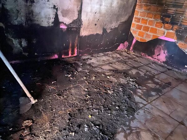 Voraz incendio consume una pieza de vivienda en barrio San Luis y deja a una familia con lo puesto - Concepción al Día