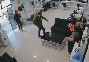 Popular / De terror: ¡Roban akarâgue en asalto y apuntan con arma a bebe'i!