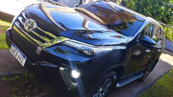 Hurtan vehículo de concejal de Ciudad del Este en la vía pública