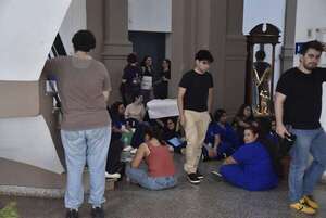 Universidad Católica: renunció decano de Medicina, tras protesta de estudiantes - Nacionales - ABC Color